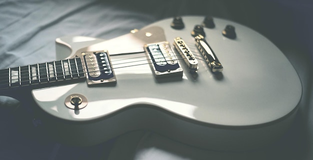 Foto close-up di una chitarra sul tavolo