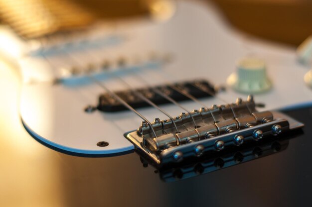 Foto close-up di una chitarra sul tavolo