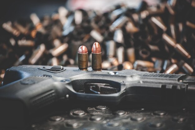 Foto prossimo piano della pistola sul tavolo