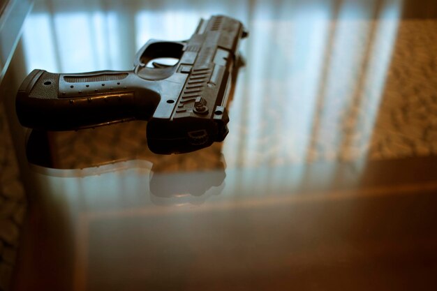 Photo close-up of gun on table