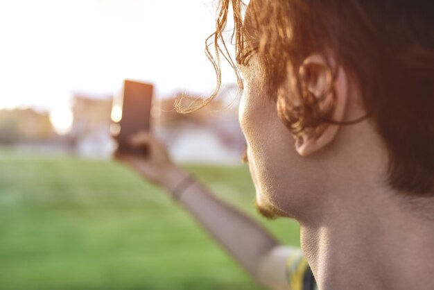 クローズアップの男は自然の写真を撮ります