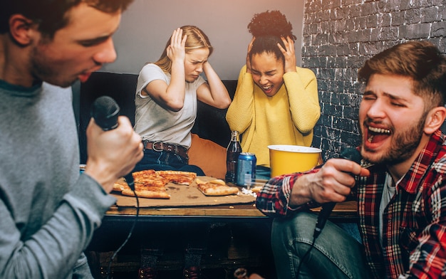 Foto primo piano di ragazzi che cantano una canzone