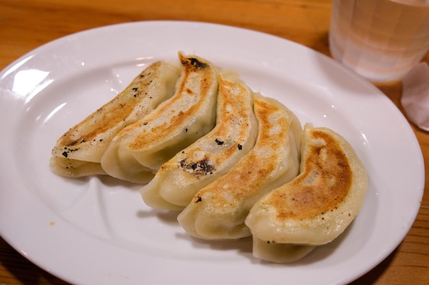 皿の中のギョーザの食料のクローズアップ