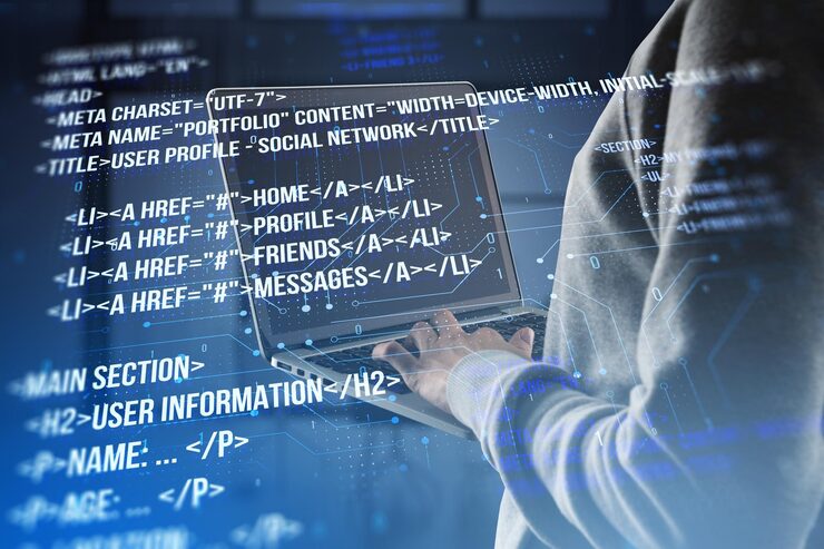 Photo 해커가 노트북을 사용하여 창의적인 디지털 프로그래밍 언어를 사용한 클로즈업 소프트웨어 개발자가 악성코드와 html 개념을 해킹하는 더블 노출