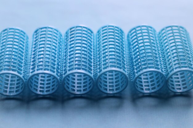 Photo close-up of hair curlers on table