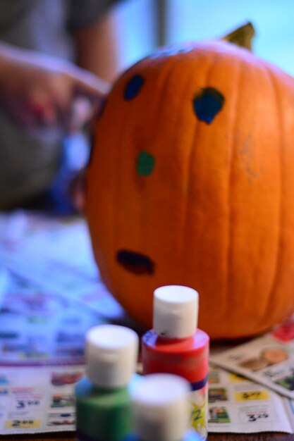 Foto close-up di una zucca di halloween sul tavolo a casa