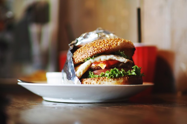皿の中のハンバーガーのクローズアップ