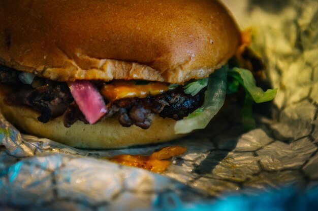 Photo close-up of hamburger on table