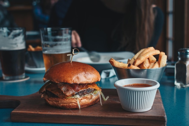 Photo close-up of hamburger on table