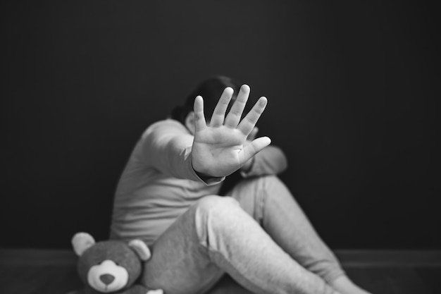 Photo close-up of hand against black background