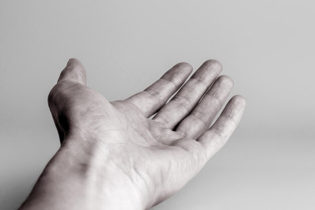 Photo close-up of hand against gray background