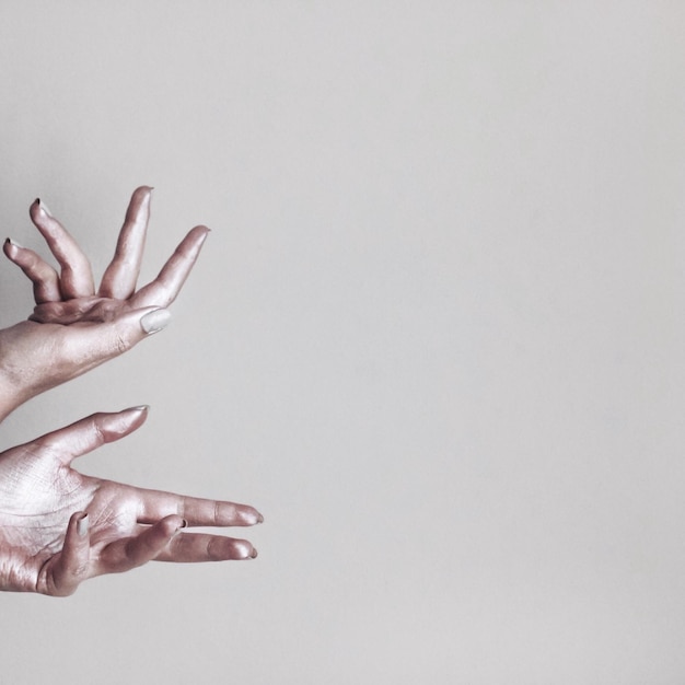 Photo close-up of hand against white background