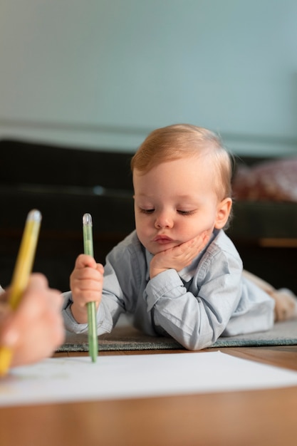 写真 手と赤ちゃんの保持ペンをクローズアップ