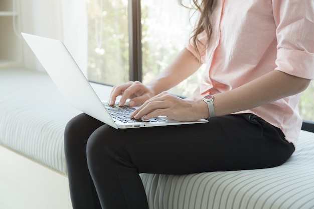 close-up hand Aziatische zakenvrouw met behulp van laptop in huis