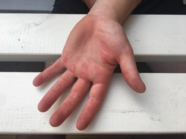 Photo close-up of hand on bench