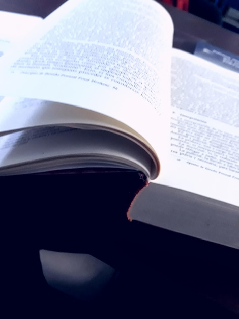 Photo close-up of hand on book