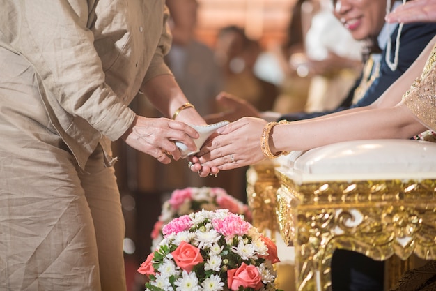 タイの結婚式の手の花嫁のクローズアップ