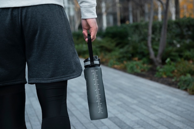 Photo close up hand carrying water bottle