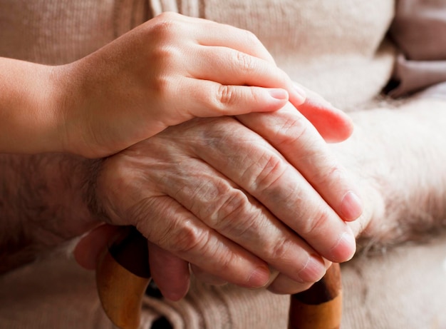 Foto close-up della mano che consola l'anziano