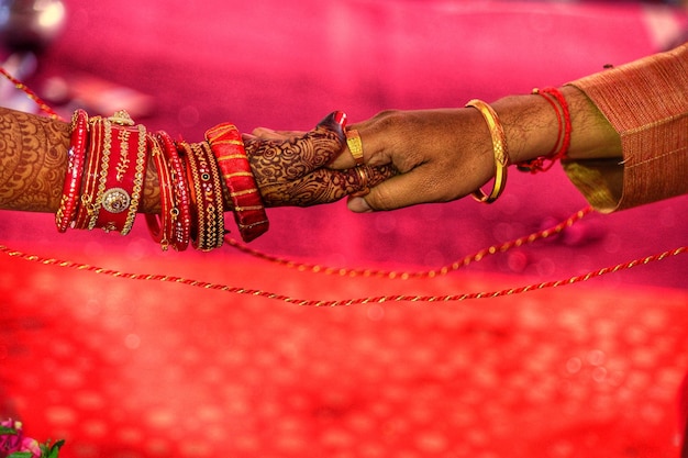 Foto close-up della mano di una coppia