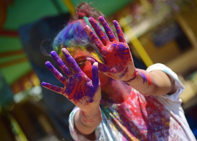 Photo close-up of hand covered in powder paint