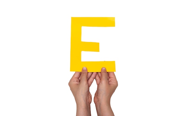 close-up hand die papier letter E vasthoudt geïsoleerd op wit
