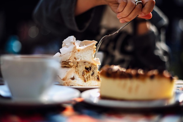 手でケーキを食べているクローズアップ