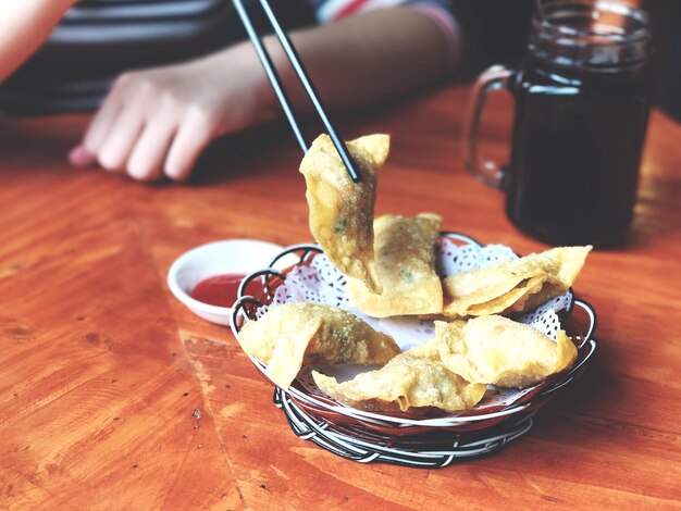 Photo close-up of hand eating food