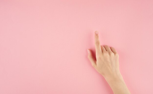 Photo close-up of hand gesturing on pink background