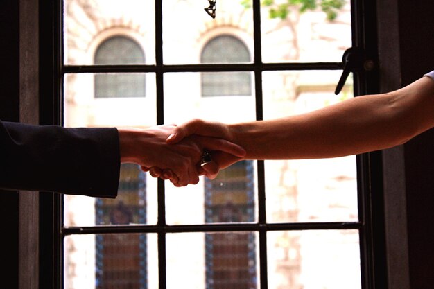 Photo close-up of hand on glass window