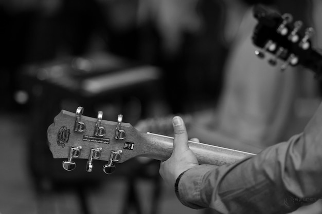 Photo close-up of hand and guitar