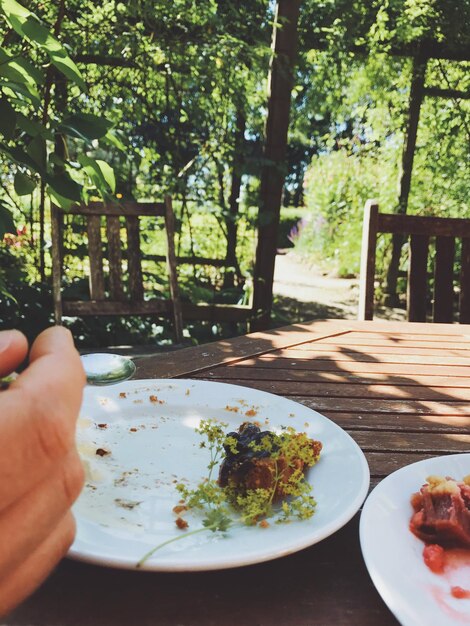 Foto close-up di una mano che mangia al tavolo