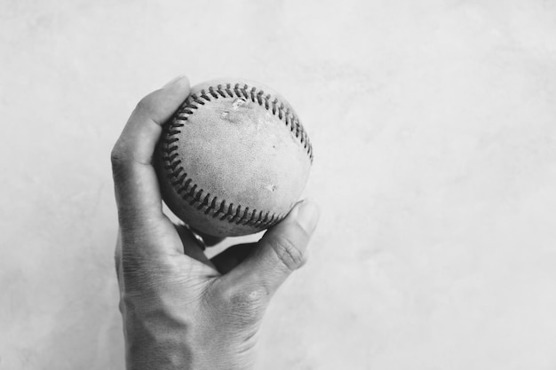 Photo close-up of hand holding ball