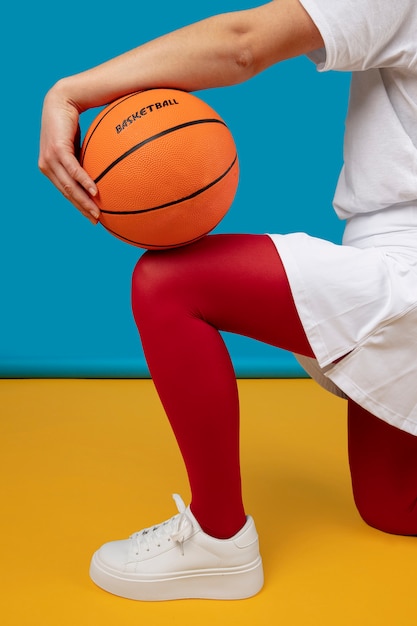 Photo close up hand holding basket ball