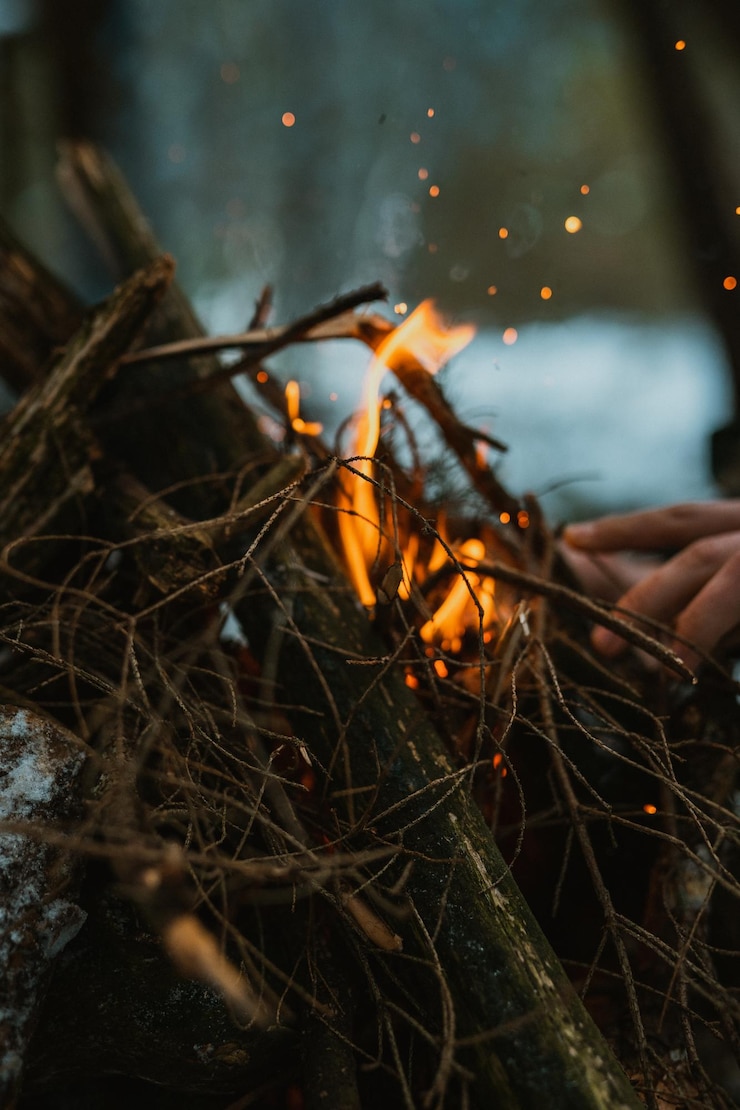 Photo close-up of hand holding bonfire