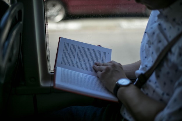 Foto close-up di un libro tenuto in mano