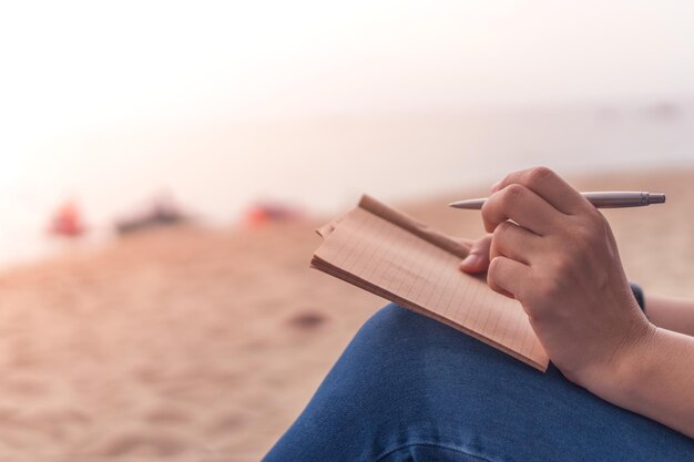 Foto close-up di un libro tenuto in mano