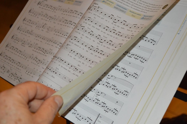 Foto prossimo piano del libro a mano