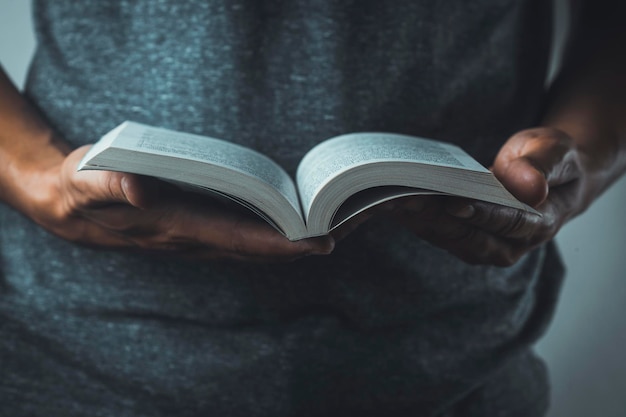 Близкий план книги, держащейся в руке