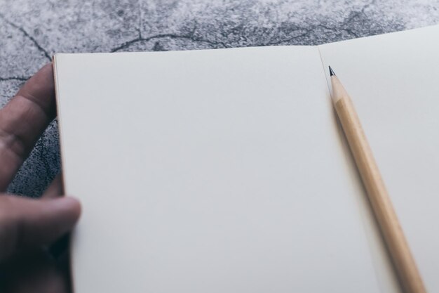 Photo close-up of hand holding book