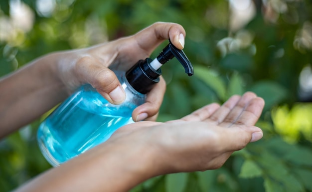 Foto close-up di una mano che tiene una bottiglia d'acqua