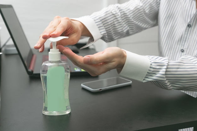 Photo close-up of hand holding bottle