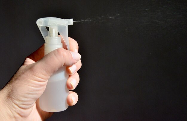 Photo close-up of hand holding bottle