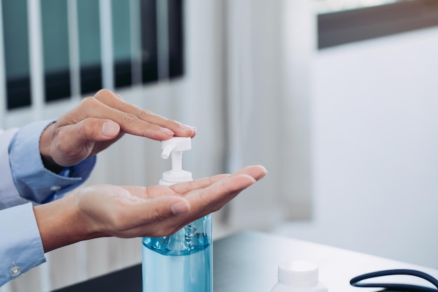 Photo close-up of hand holding bottle