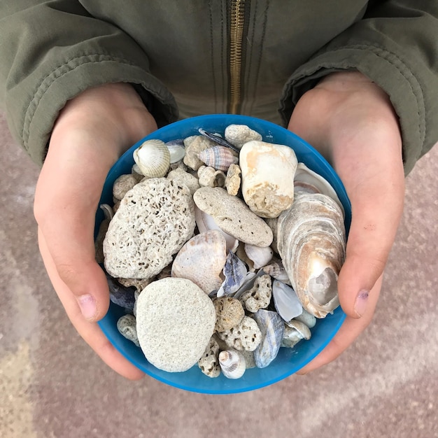 Photo close-up of hand holding bowl