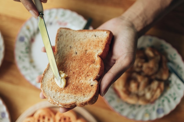 Photo close-up of hand holding bread