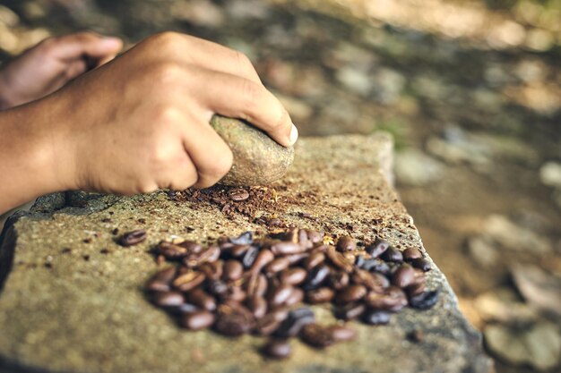 Photo close-up of hand holding bread