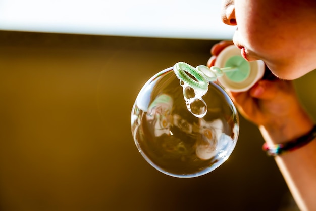 Photo close-up of hand holding bubble wand