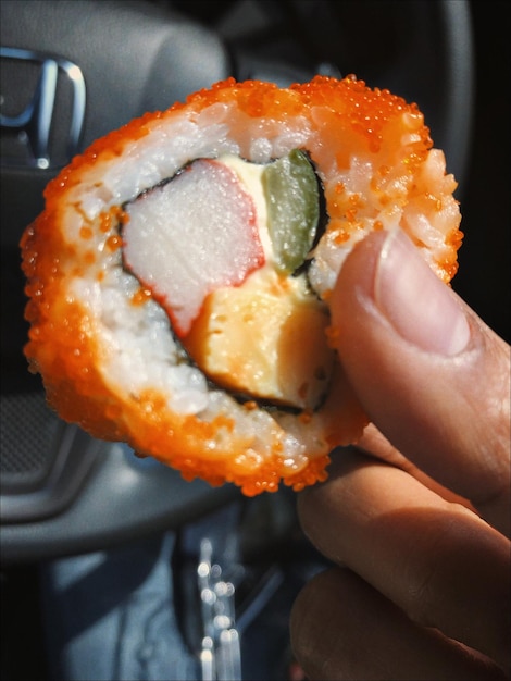 Photo close-up of hand holding burger