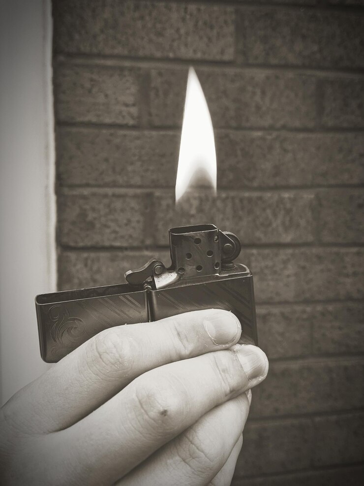 Photo close-up of hand holding burning candle